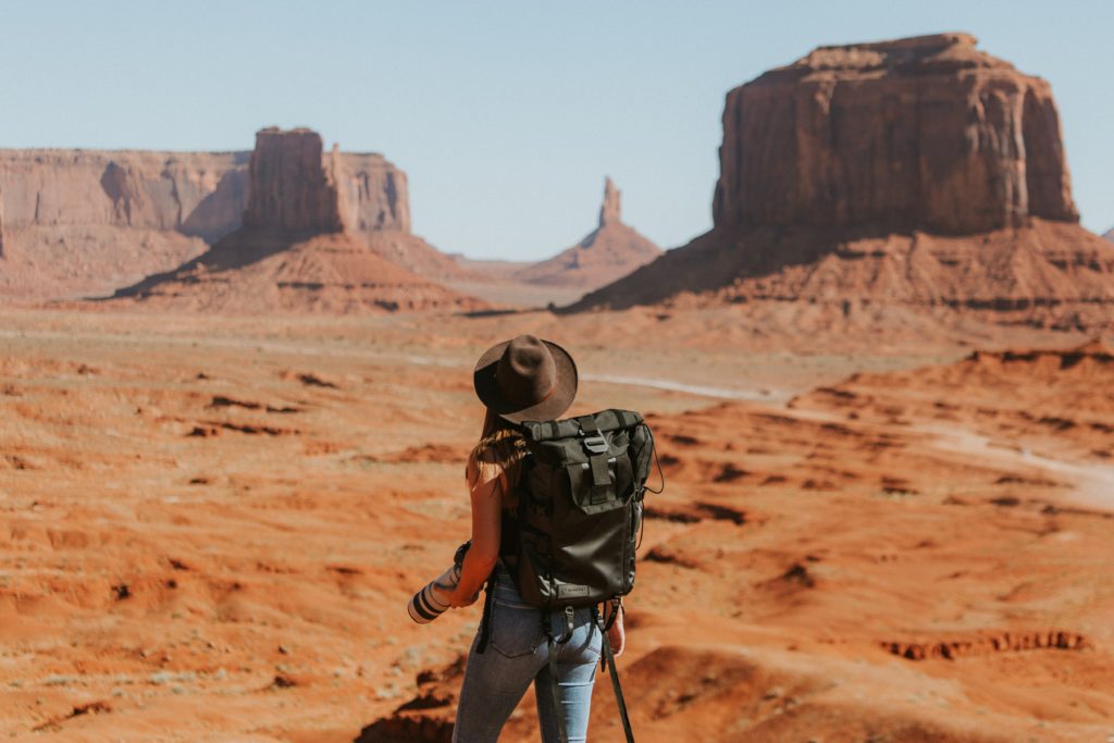 Abbildung zeigt Wanderer mit Rucksack Backpacking