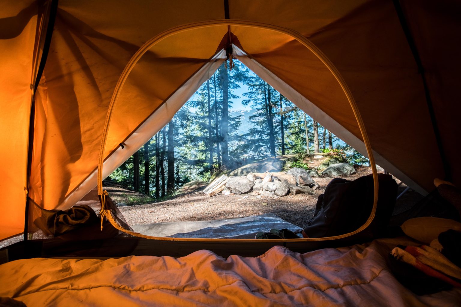 Abbildung zeigt Zelt mit Hüttenschlafsack aus Baumwolle beim Backpacking