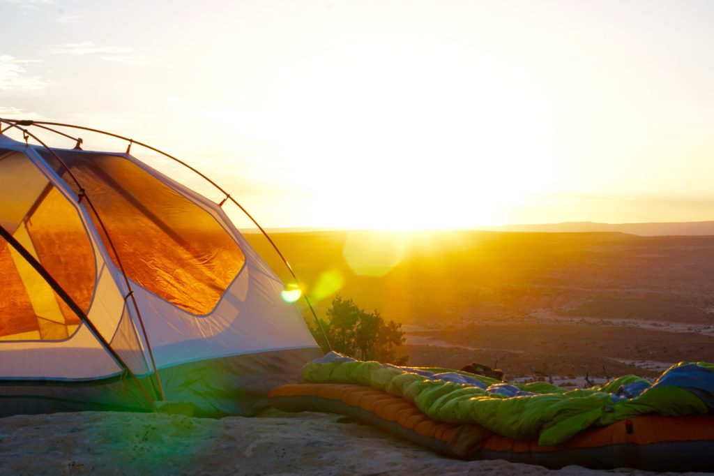 Camping Zelt mit Schlafsack Inlett leicht und kompakt in der Natur